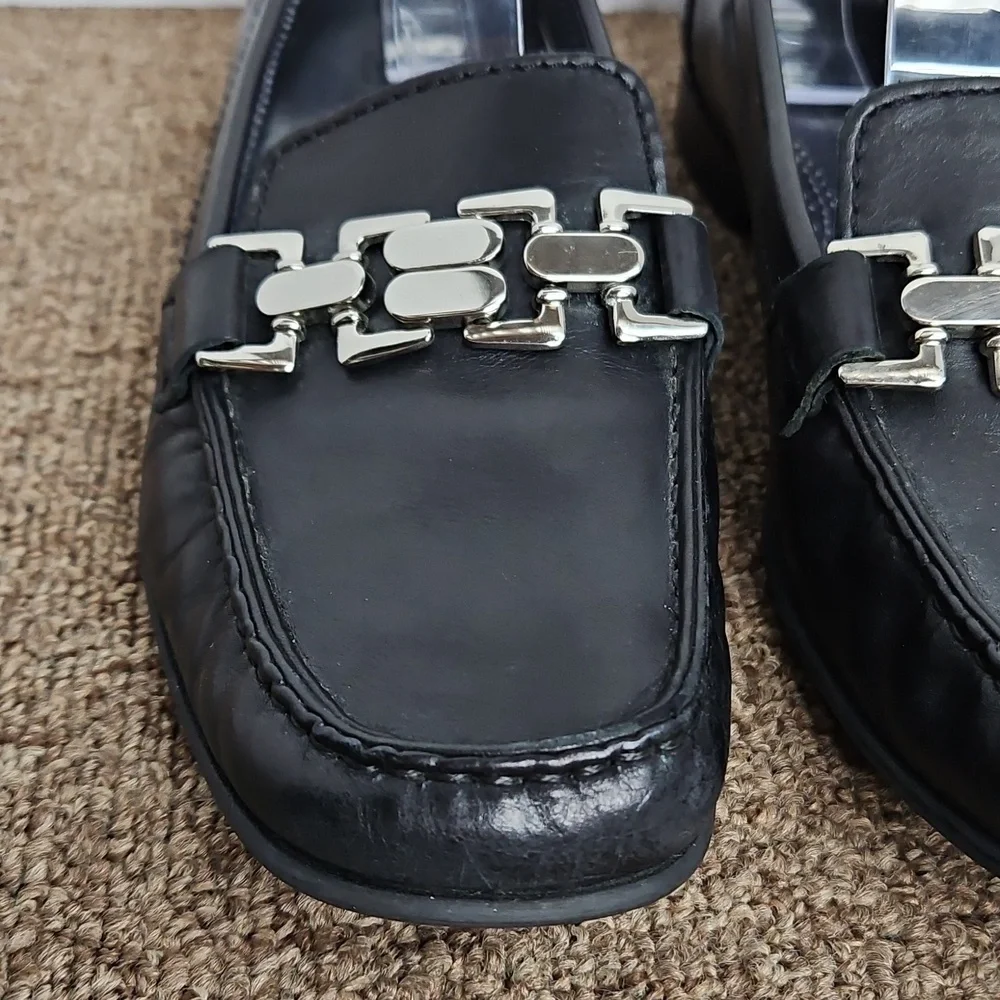 Cole Haan Black Leather Loafers Silver Metal Buckles Sz 8 Womens